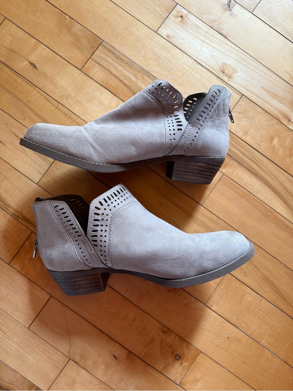 Women's Light Gray/Tan Suede Cutout Ankle Bootie
